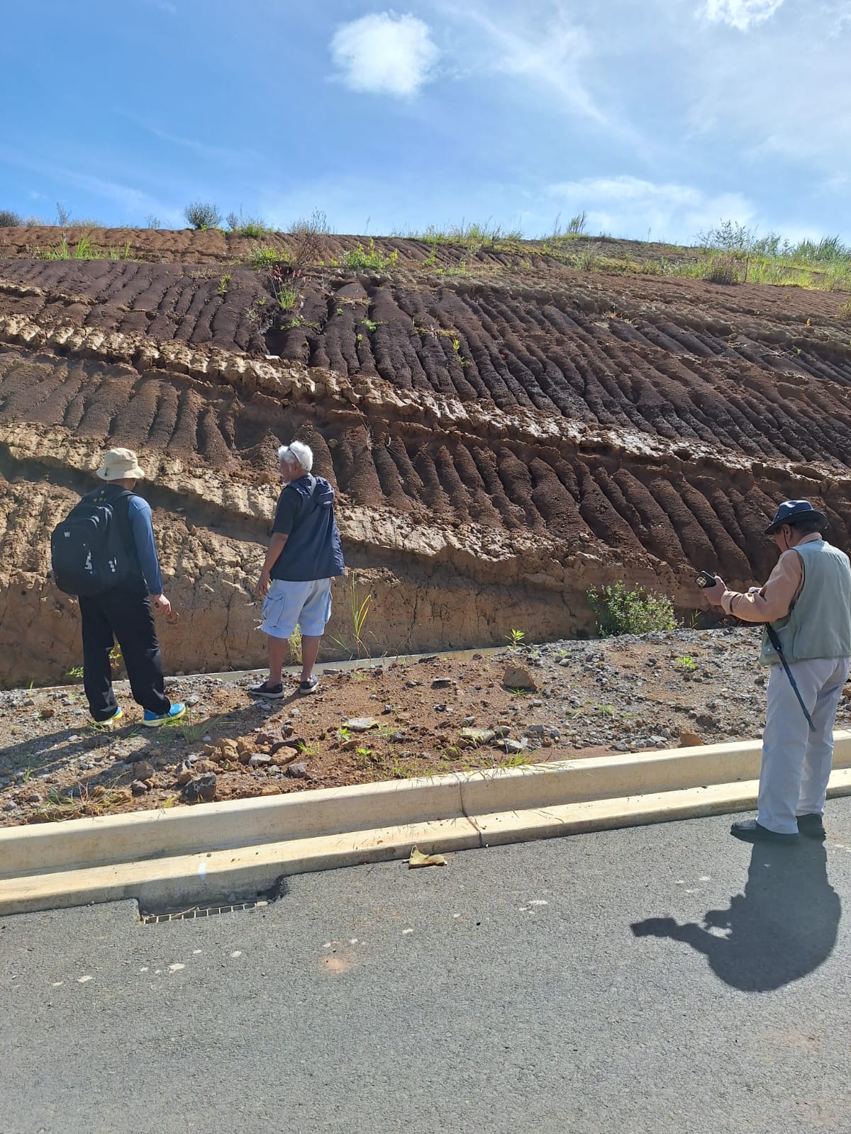 Lapisan tebal perselingan lapisan tuf pasir-lanau putih abu-abu dengan lapisan scoria lapuk coklat gelap